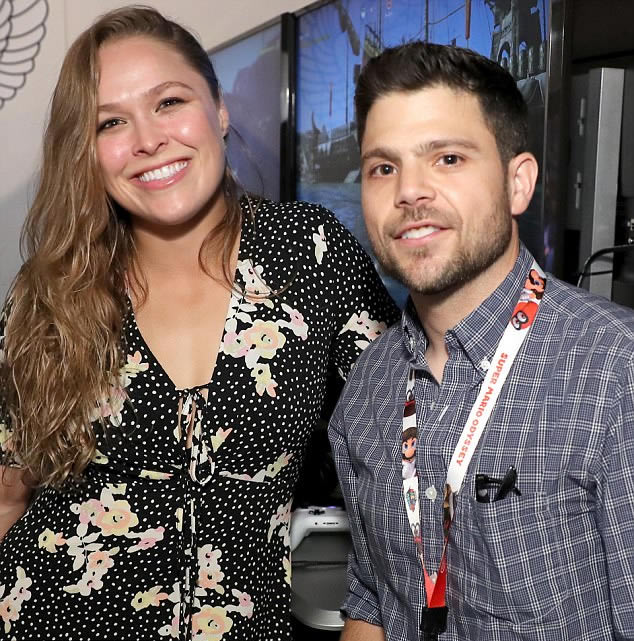 416DA5CD00000578-4605978-Smiley_smile_She_grinne