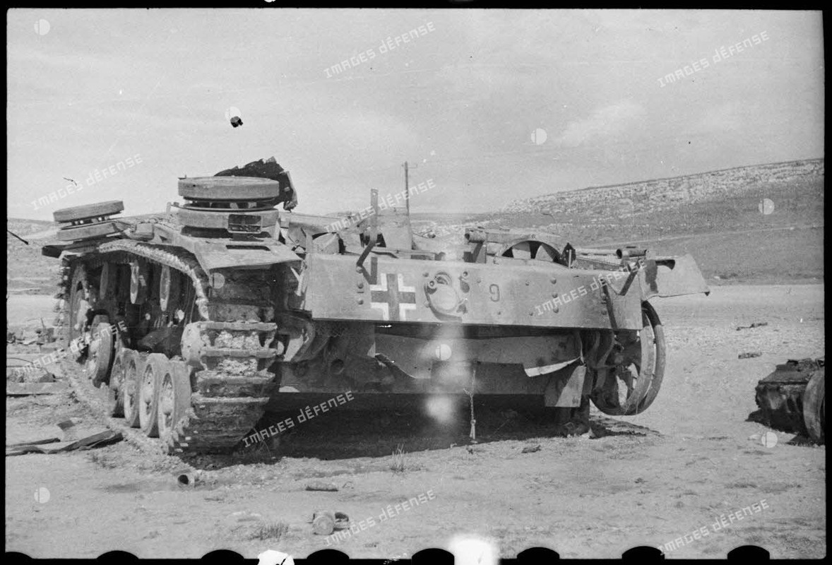 Epave d'un char moyen allemand Panzer-III sur le champ de bataille de Kasserine (5)