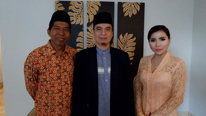 Kiwil dan Eva Bellisima foto bersama ustaz yang menikahkan keduanya (Instagram/Eva Bellisima)