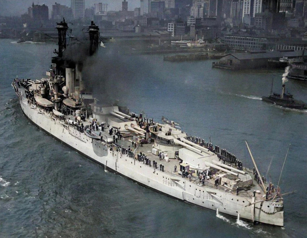 USS-Arkansas-BB-33-en-el-East-River-dejando-el-Brooklyn-Navy-Yard-en-Nueva-York-desde-el-puente-de.jpg