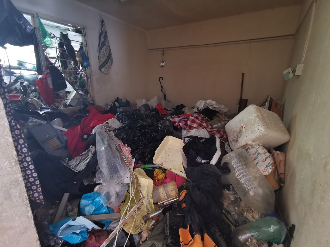 rumah sewa penuh sampah