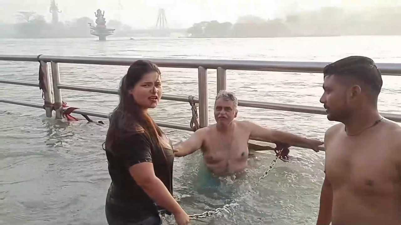 Chubby desi girl huge boobs cleavage in wet black tshirt.mkv_snapshot_02.50.550