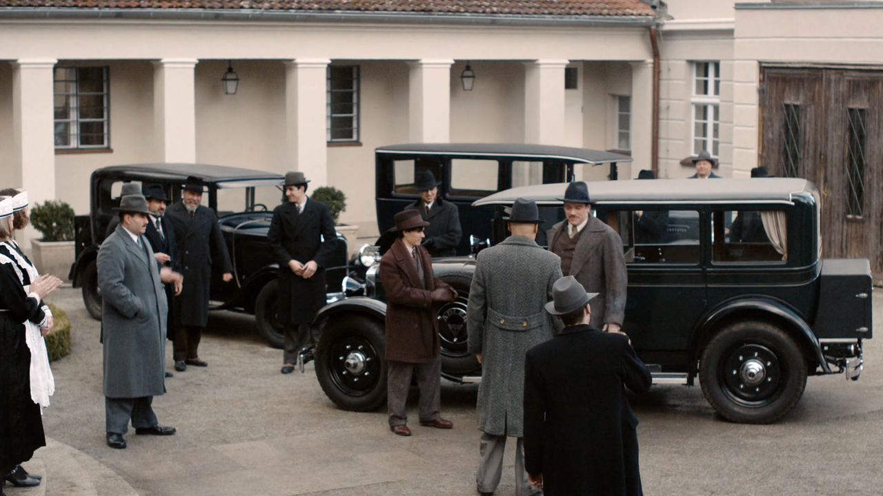Babylon Berlin.S03.E01.ITA.GER.1080p.WEB-DLMux.DD5.1.H264-MeM.mkv_snapshot_26.36_[2020.04.05_20.40.0