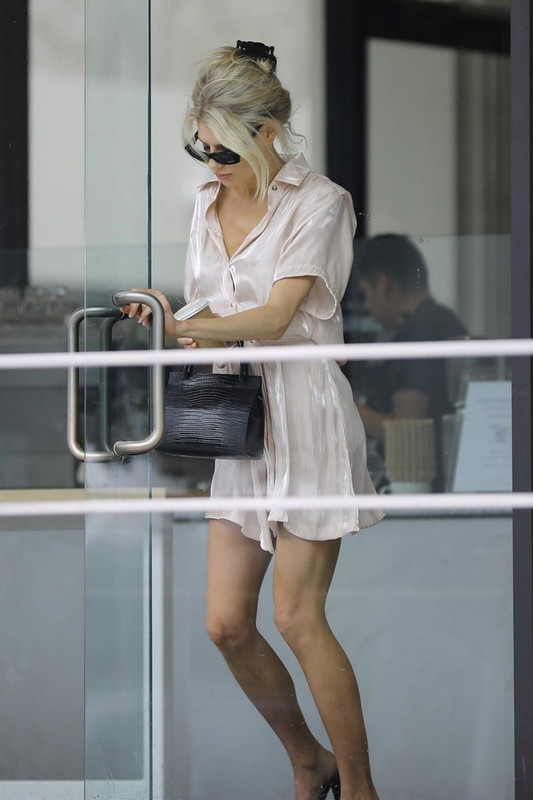 Charlotte-Mc-Kinney-Sexy-Upskirt-Starscom-11-1024x1536-19