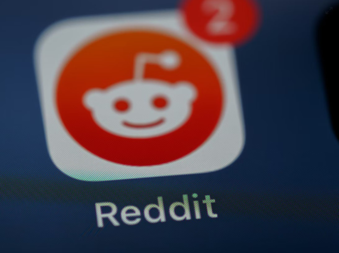 Using Reddit communities to promote digital products