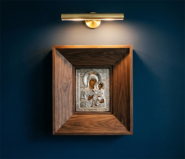 Старинная икона в современном киоте