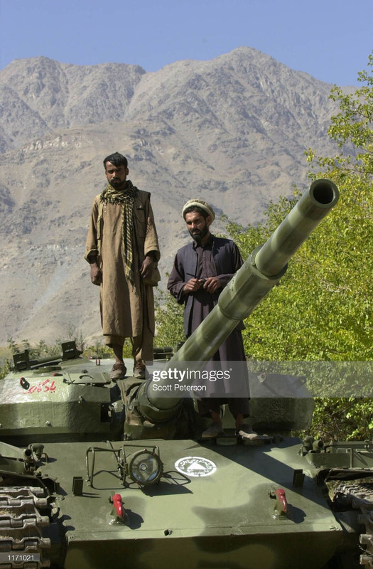 afg-2001-okt-ber-15-Az-szaki-Sz-vets-g-T-62-M-els-f-nyk-pe-Charikar.jpg