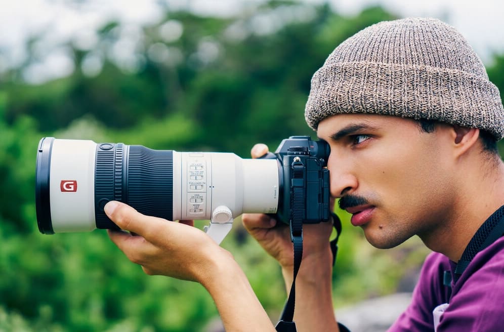 Sony FE 600mm f/6.3 GM OSS in use handheld