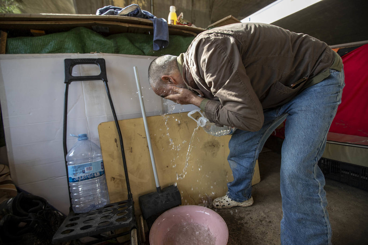 [Jorge lavándose la cara]