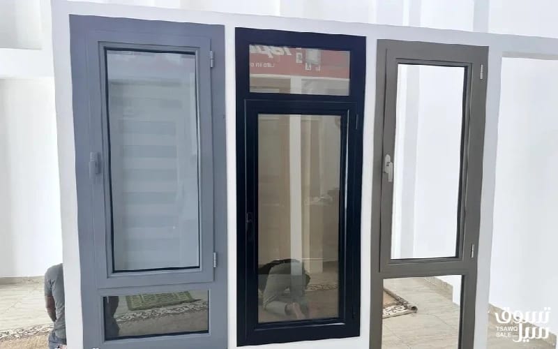 باب ألمنيوم مع جزء علوي ثابت وجناحين جانبيين بزجاج داكن