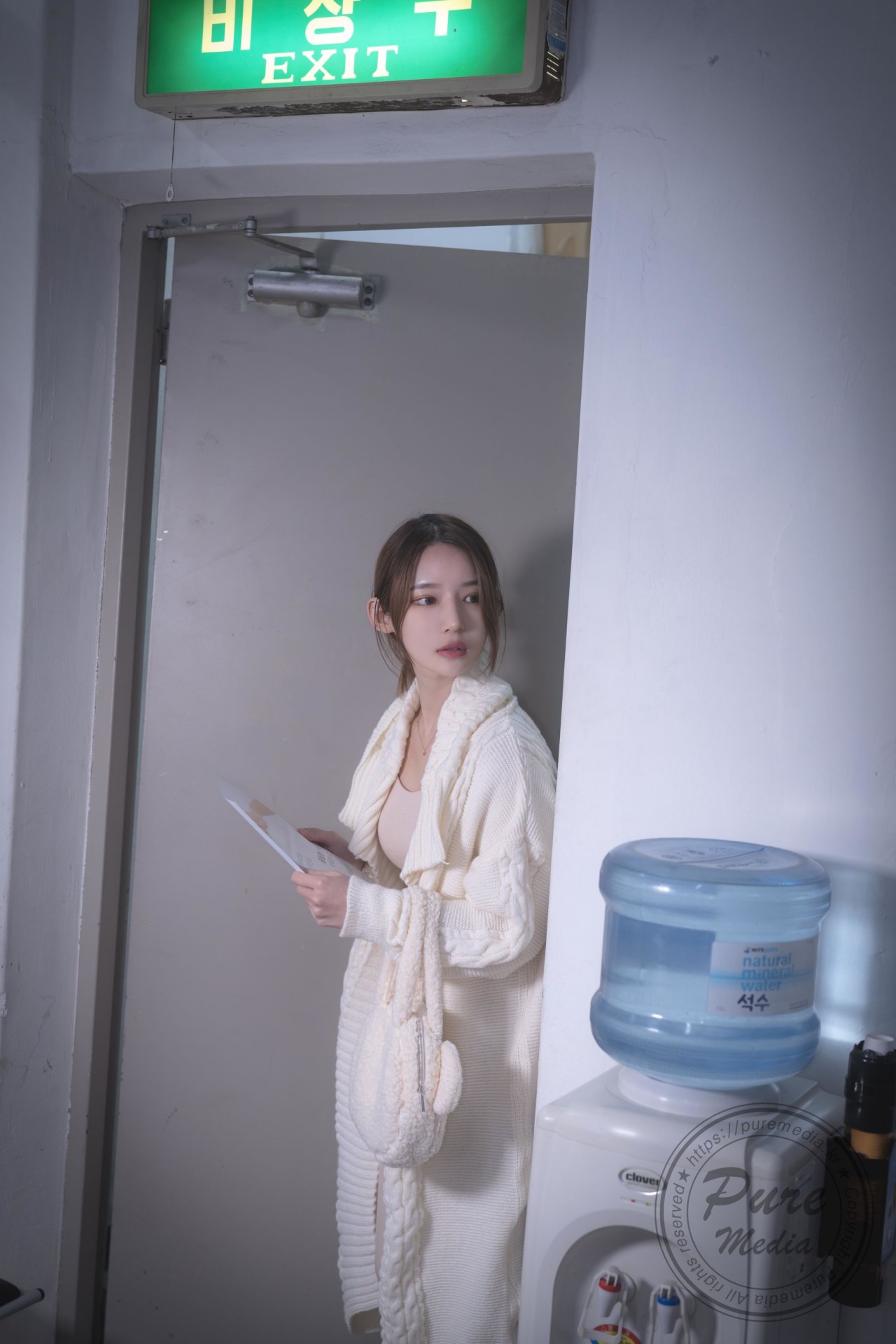 Yeha（예하）《浅色系针织长裙》写真，夜晚街道，温柔与氛围感美女欣赏插图1