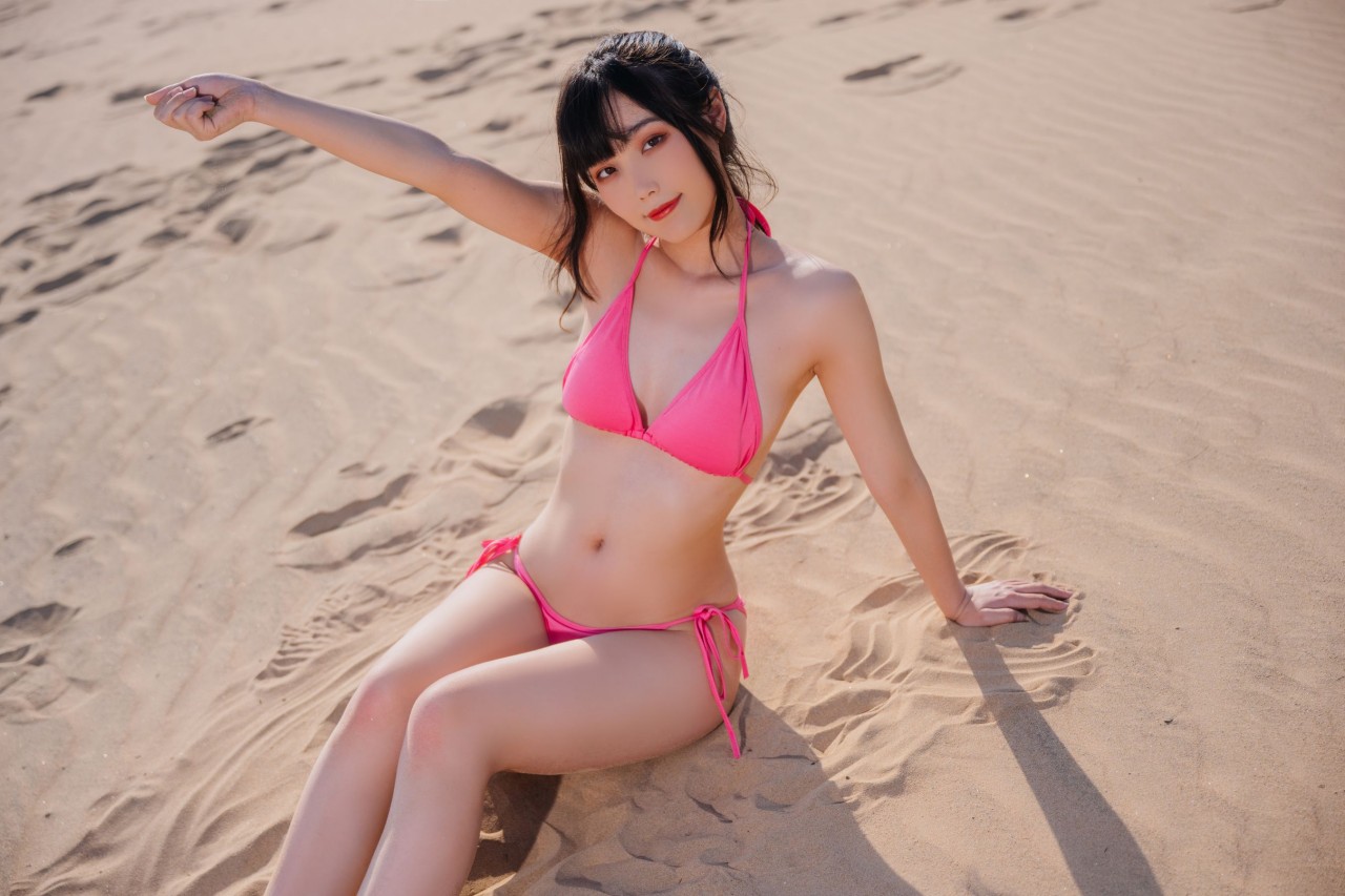 汪知子Cosplay 粉色比基尼写真，沙滩平胸少女插图2