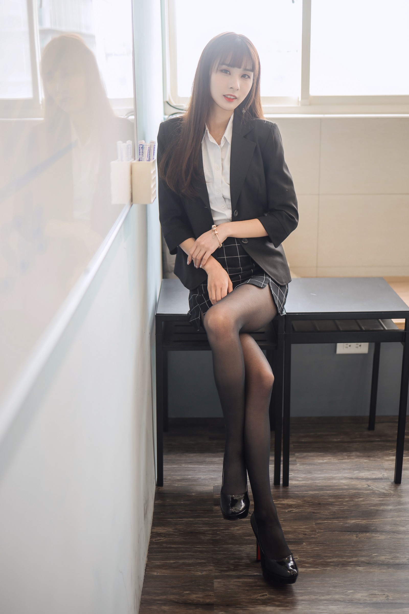 泥泥汝 OL 女郎 A 主题 写真图集｜职业风高清摄影（31P｜155MB）插图4