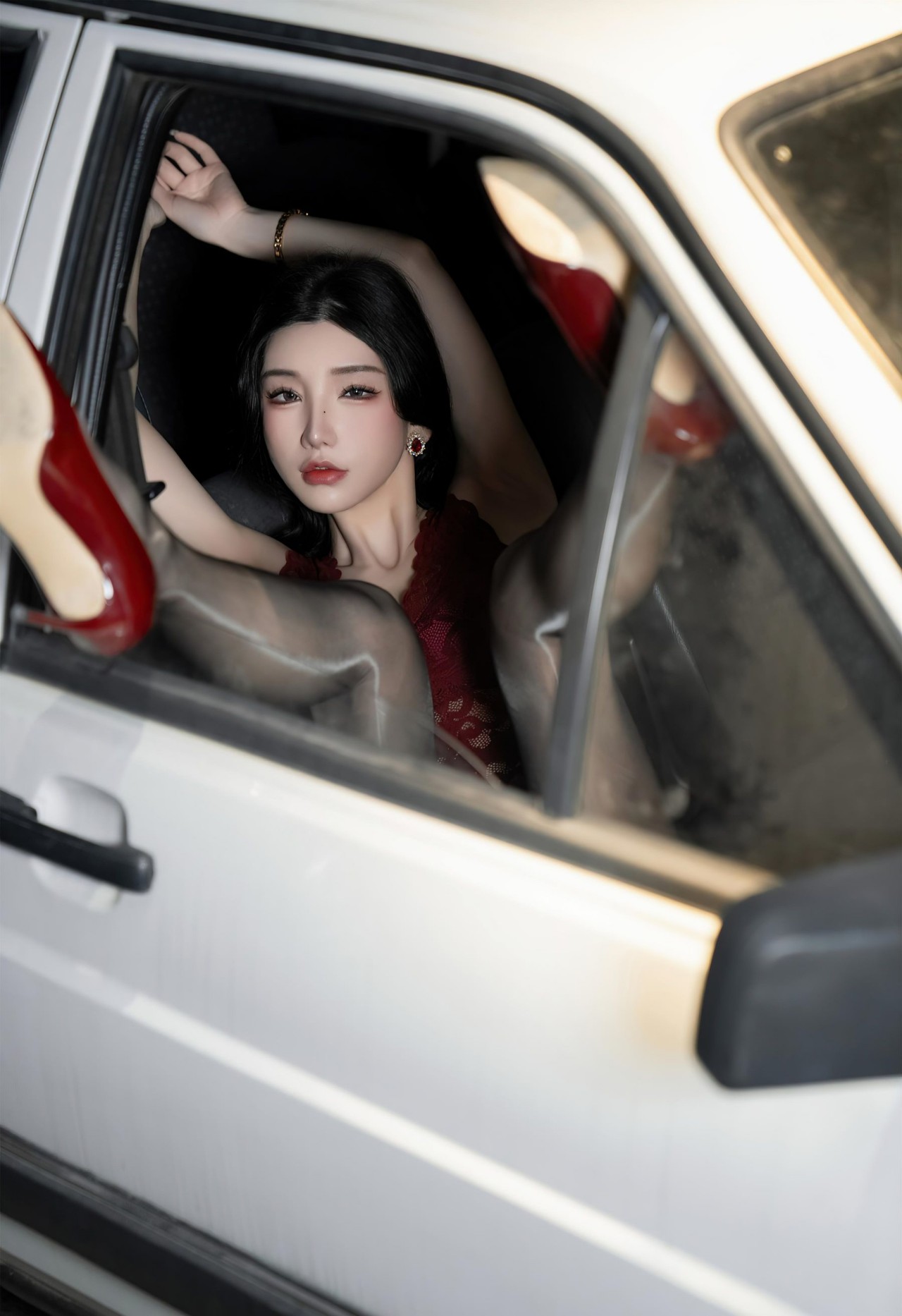 周于希《极品车模》写真，红黑拼接蕾丝上衣与黑色短裙，优雅与性感插图8