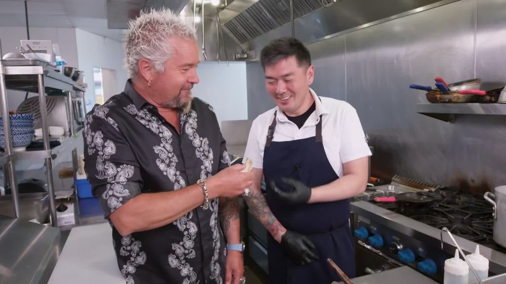 Diners Drive Ins and Dives S46E12 | 2CH | [1080p] (x265) Szs19gmz9p5j