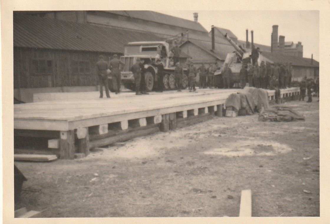 Hummel auf Panzerverladerampe erbaut 1944 Pionier-Brückenbau-Bat