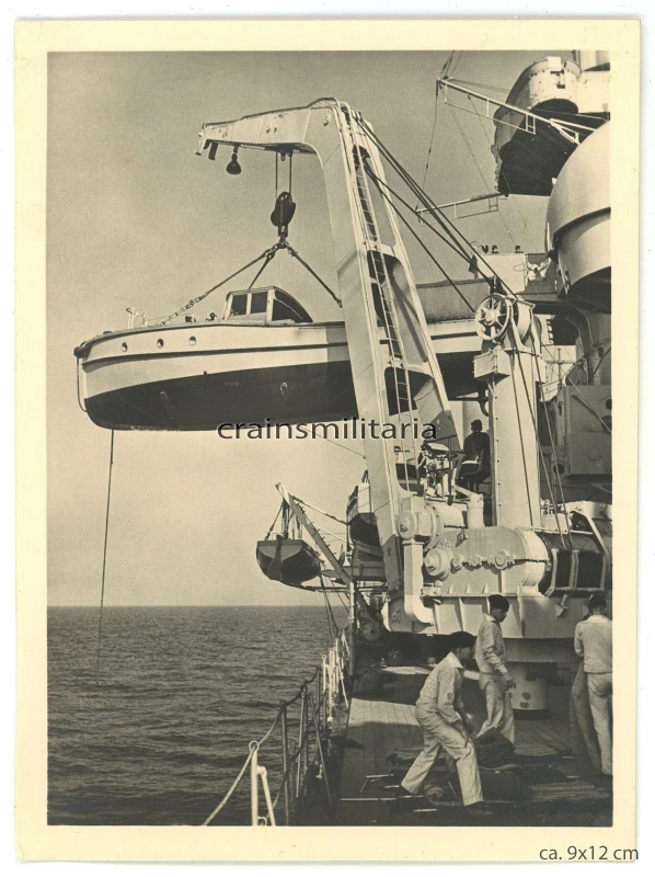 Orig Foto schwere Kreuzer Prinz Eugen Schiff ca 1940 V Boot Pinasse am Kran