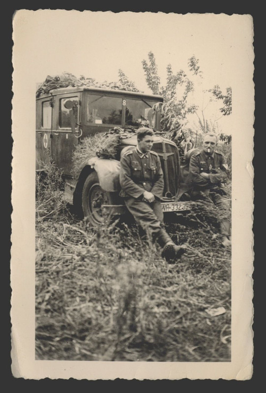 Soldaten am Sanitäts-LKW