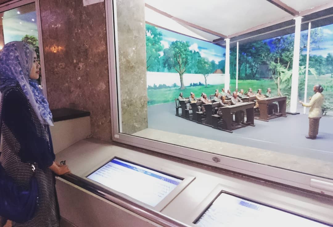 Pengunjung di Museum Monas yang sedang menikmati koleksi sejarah di sana