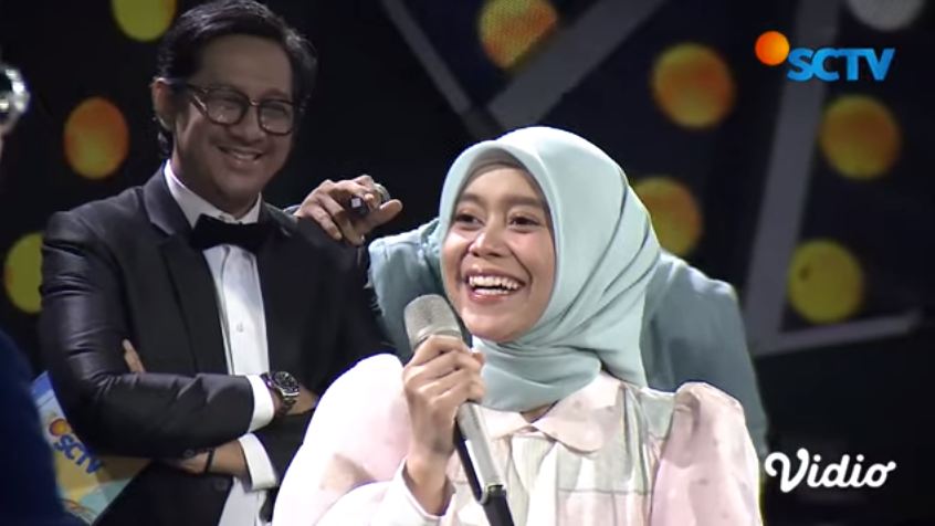 Lesty Kejora tersipu malu di hadapan Raffi Ahmad (YouTube/Surya Citra Televisi (SCTV)