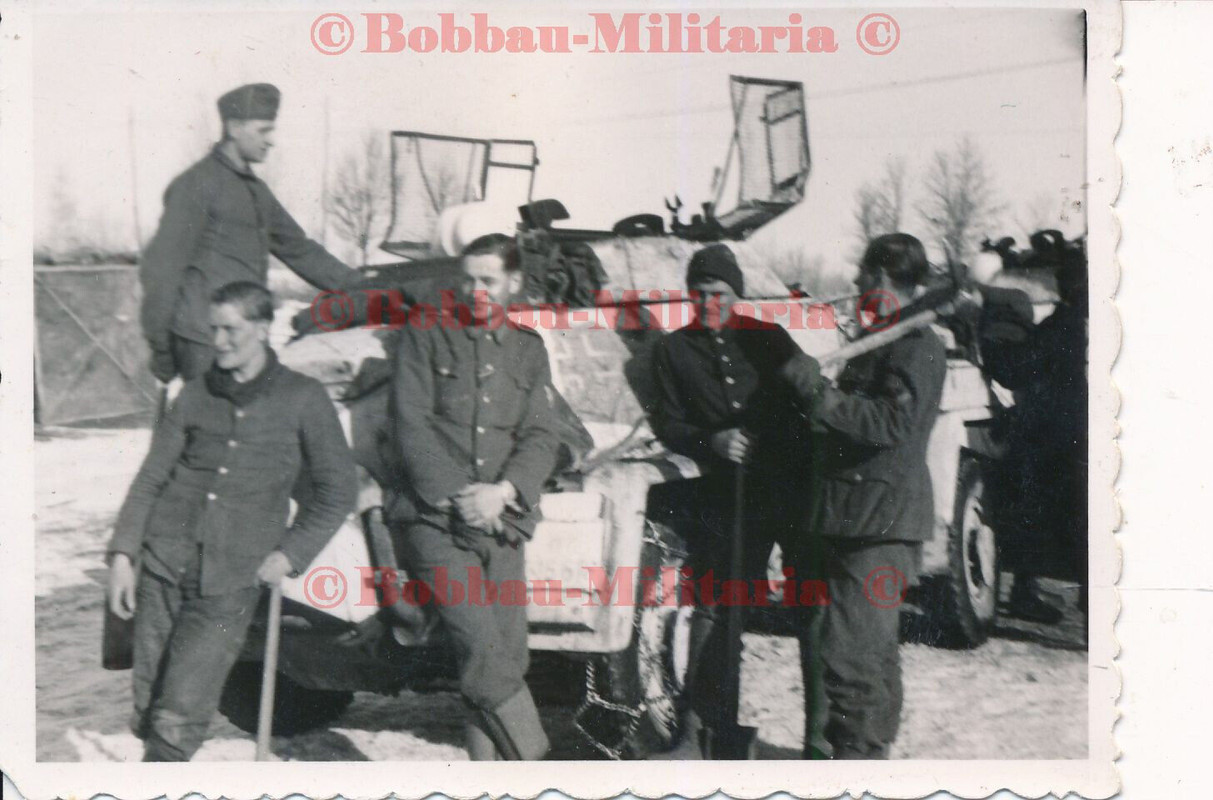 Foto Panzerspähwagen SdKfz 222 in Wintertarnung Schneeketten weiß gekalkt2