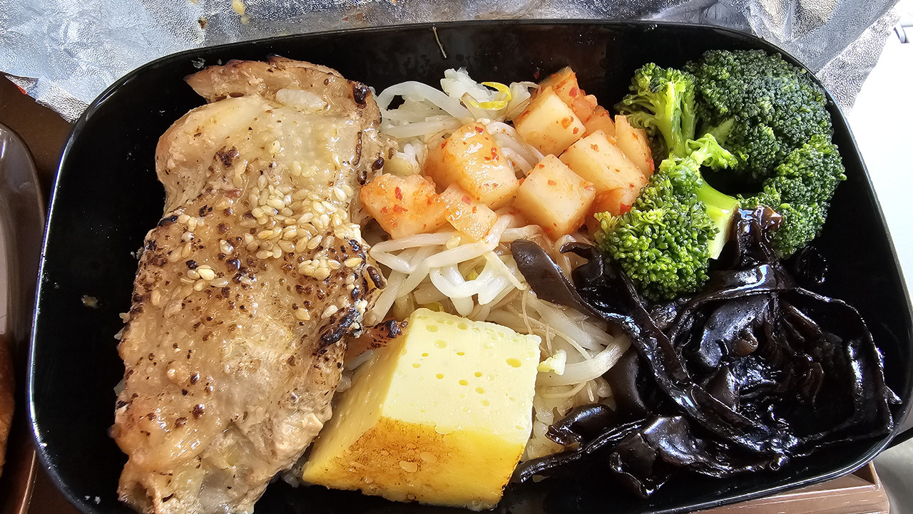 胡同醬燒雞腿排佐五目飯