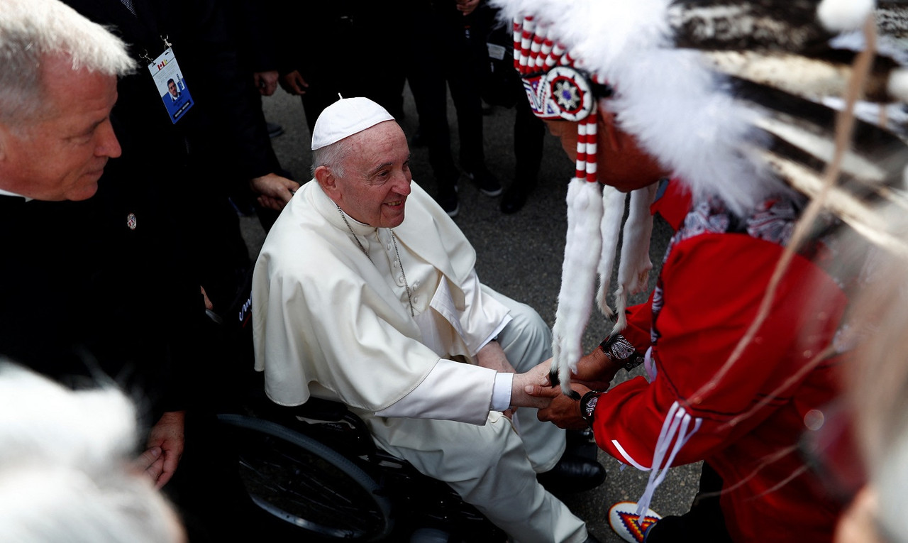 Papa Francisco prepara histórica disculpa por abusos escolares en Canadá