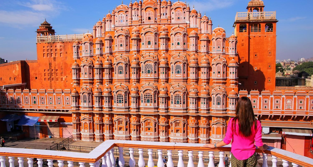 پرداخت انعام در رستوران و تاکسی برای مسافران