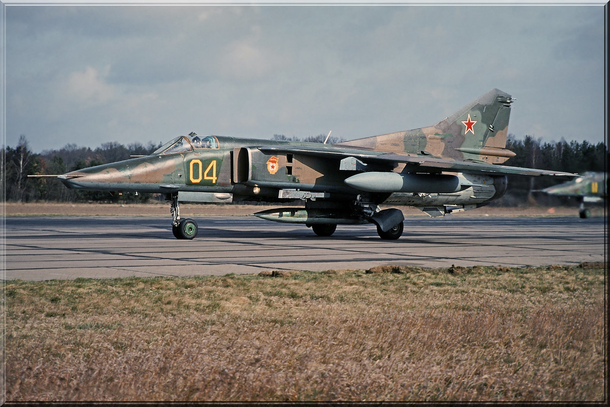 19 GvAPIB Mig-27D Yellow 04_61912560262 (2)