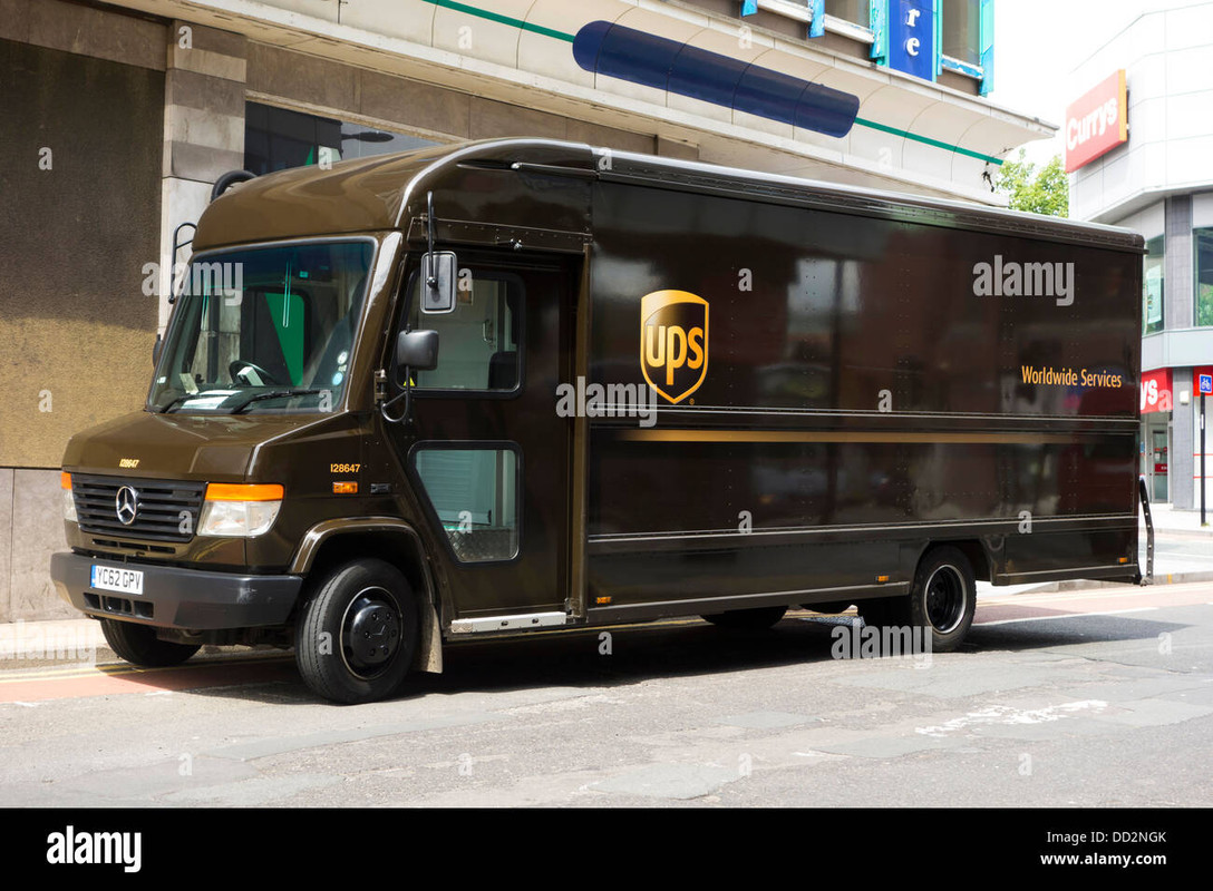 a-ups-delivery-truck-in-the-uk-DD2NGK