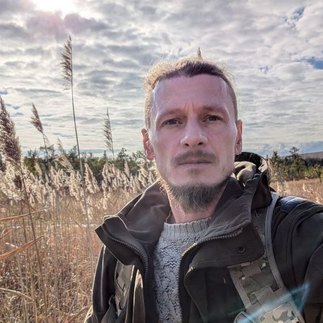 Мастер Евгений Веретенников в мастерской