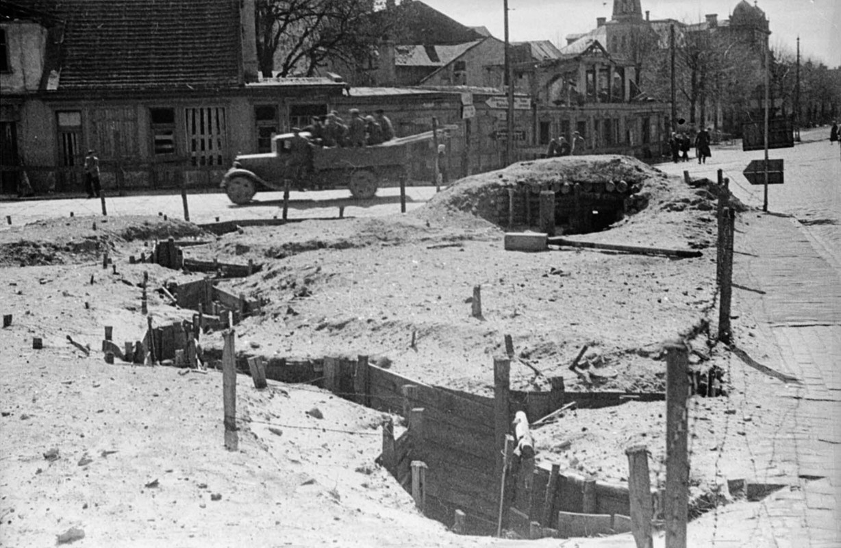 Schützengräben in der Stadt Libau, Kurland Lettland, 9. Mai 1945