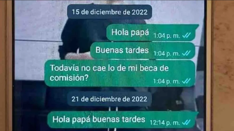 Padre le roba una beca a su hija y luego la bloqueó de WhatsApp