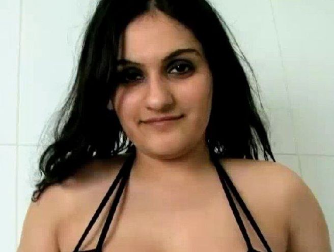 Desi indian girl taking bath and showing nude video