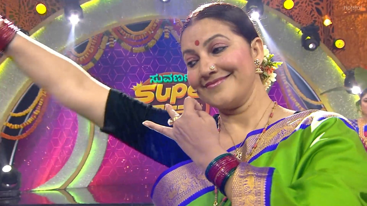 Bhavana Ramana Sexy navel slips in green saree-uploaded.mp4_snapshot_00.20.815