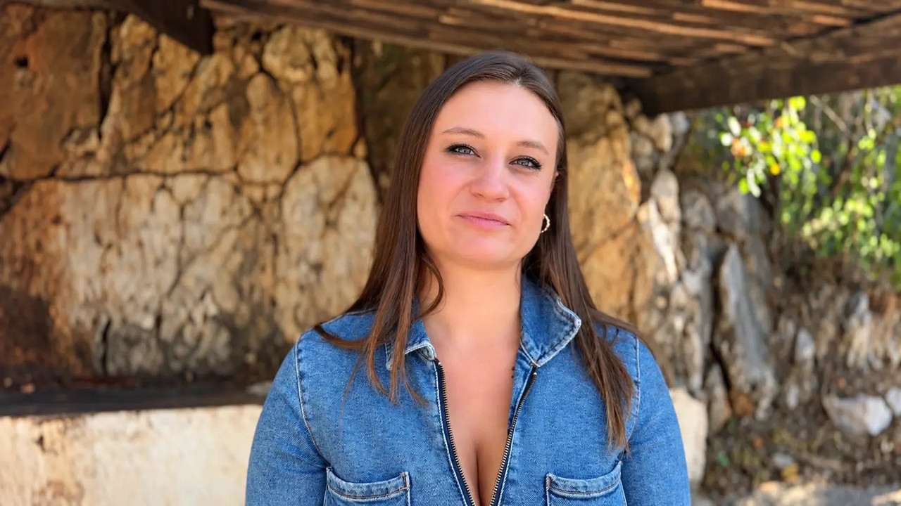 JacquieEtMichelTV 26 10 15 Oceane 27 years old flight attendant from Aubagne!