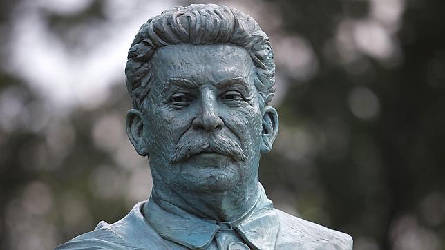 Vierten pintura roja sobre una estatua de Stalin recién inaugurada en Georgia Vierten pintura roja sobre una estatua de Stalin recién inaugurada en Georgia
