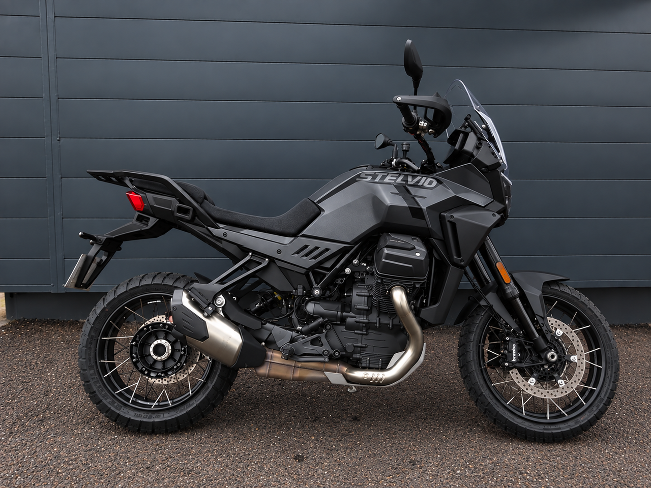 Stelvio triple black