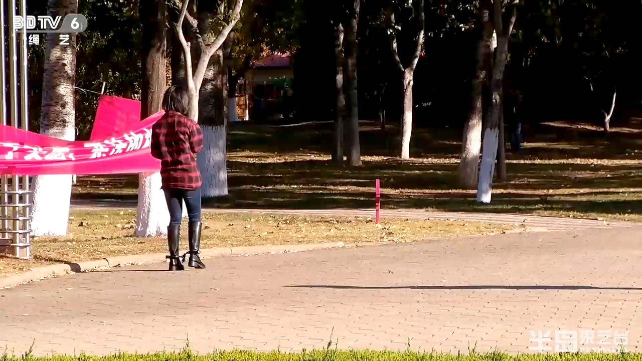 半岛束艺 海语行为艺术，海语广场镣铐长凳展示，遇热心大妈.mp4_20200307_185424.894