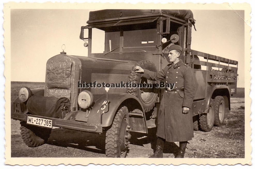 Orig. Foto schöne Luftwaffe Mercedes Lkw Truck T