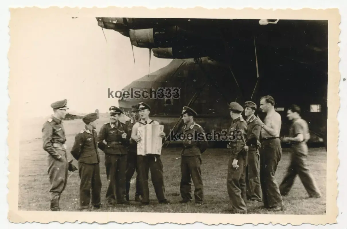 Foto Luftwaffe Transportgeschwader 5 Piloten und Besatzungen am Me 323 Flugzeug (1)