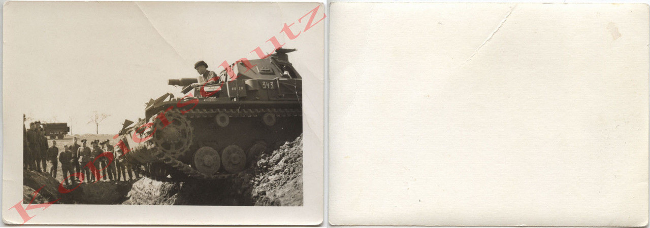 Foto Panzer IV Nummer 343 fährt über panzer Grab