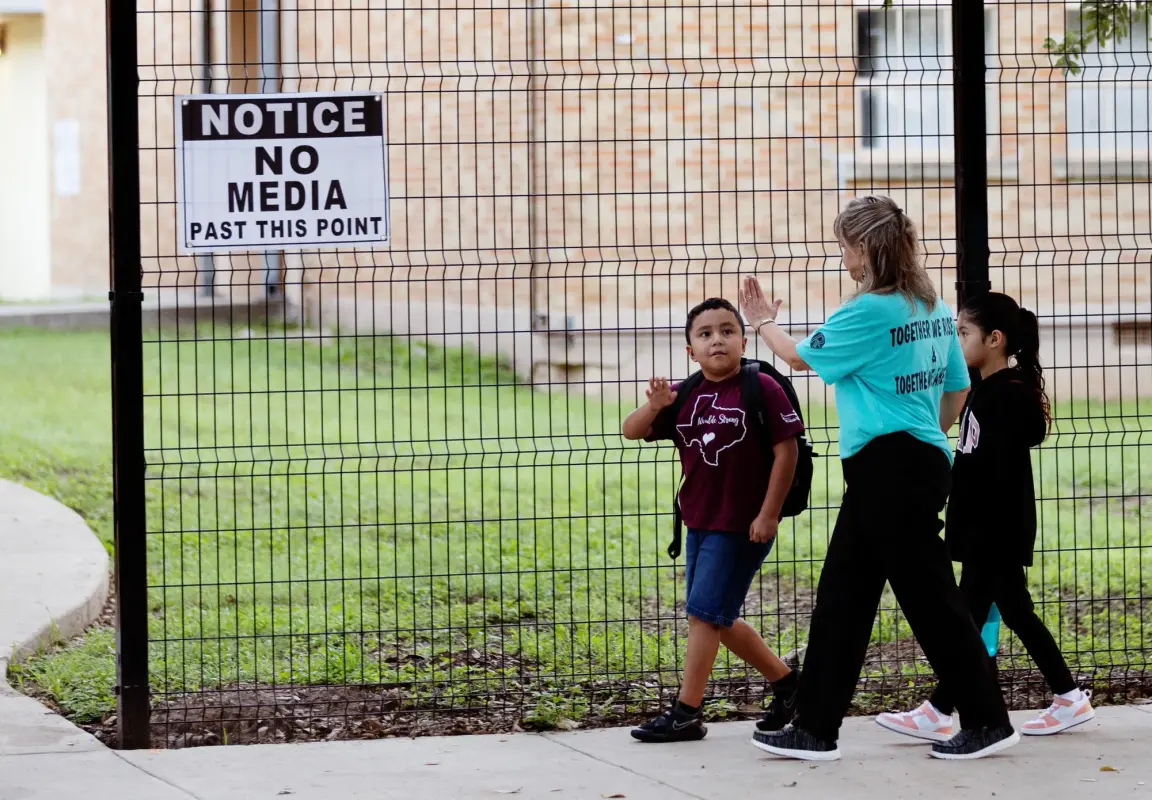 Estados-Unidos-A-m-s-de-tres-meses-de-la-masacre-los-ni-os-de-Uvalde-vuelven-a-la-escuela-Cuba-Impa