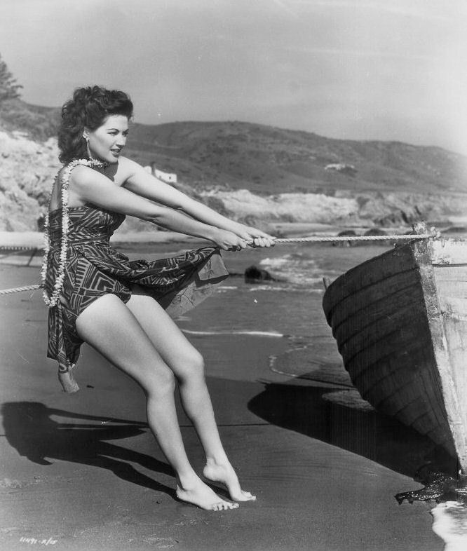 Yvonne_De_Carlo_b47