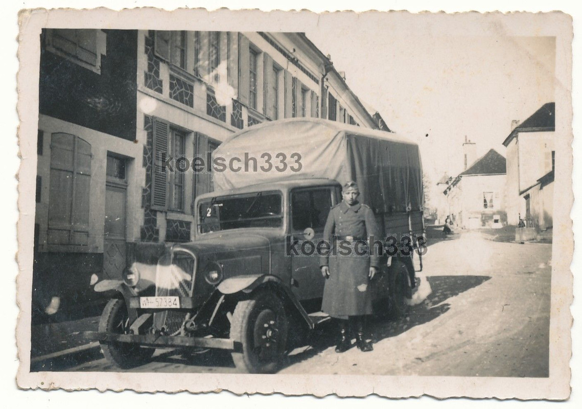 Foto Kraftfahrer der Wehrmacht vor französischem