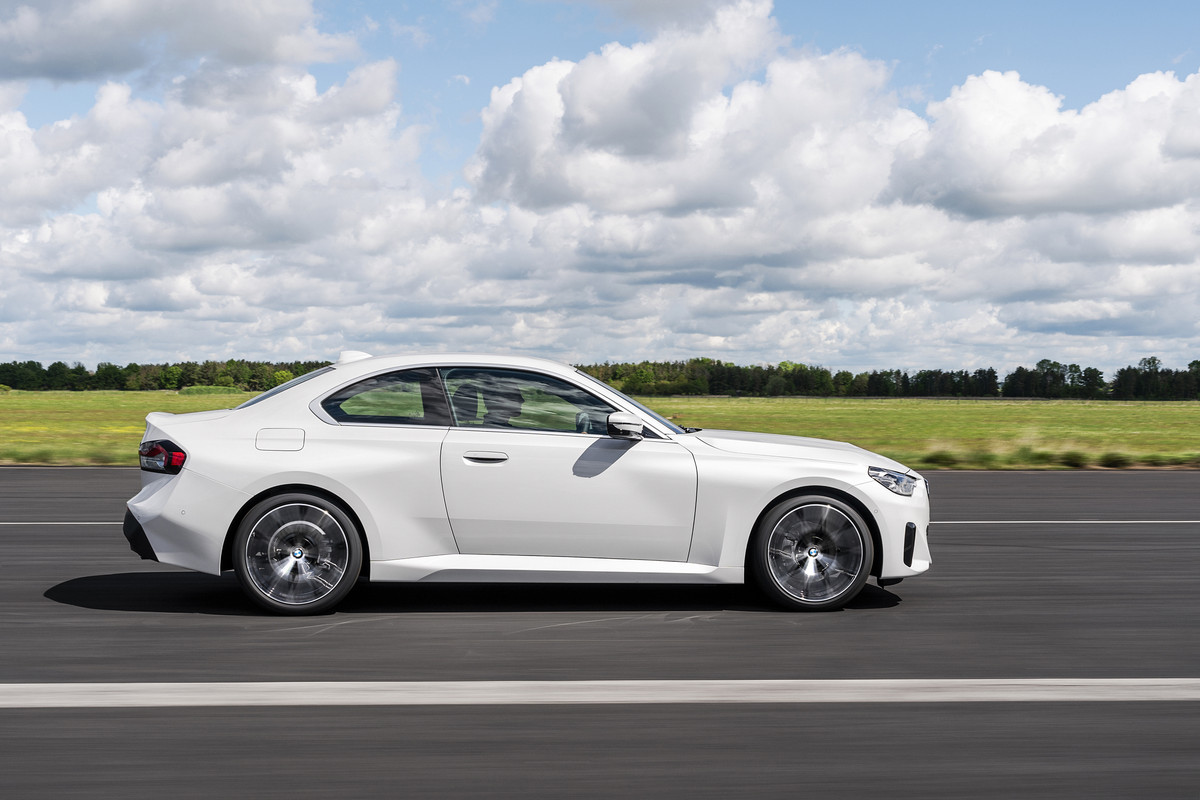 P90428435_highRes_the-all-new-bmw-220i