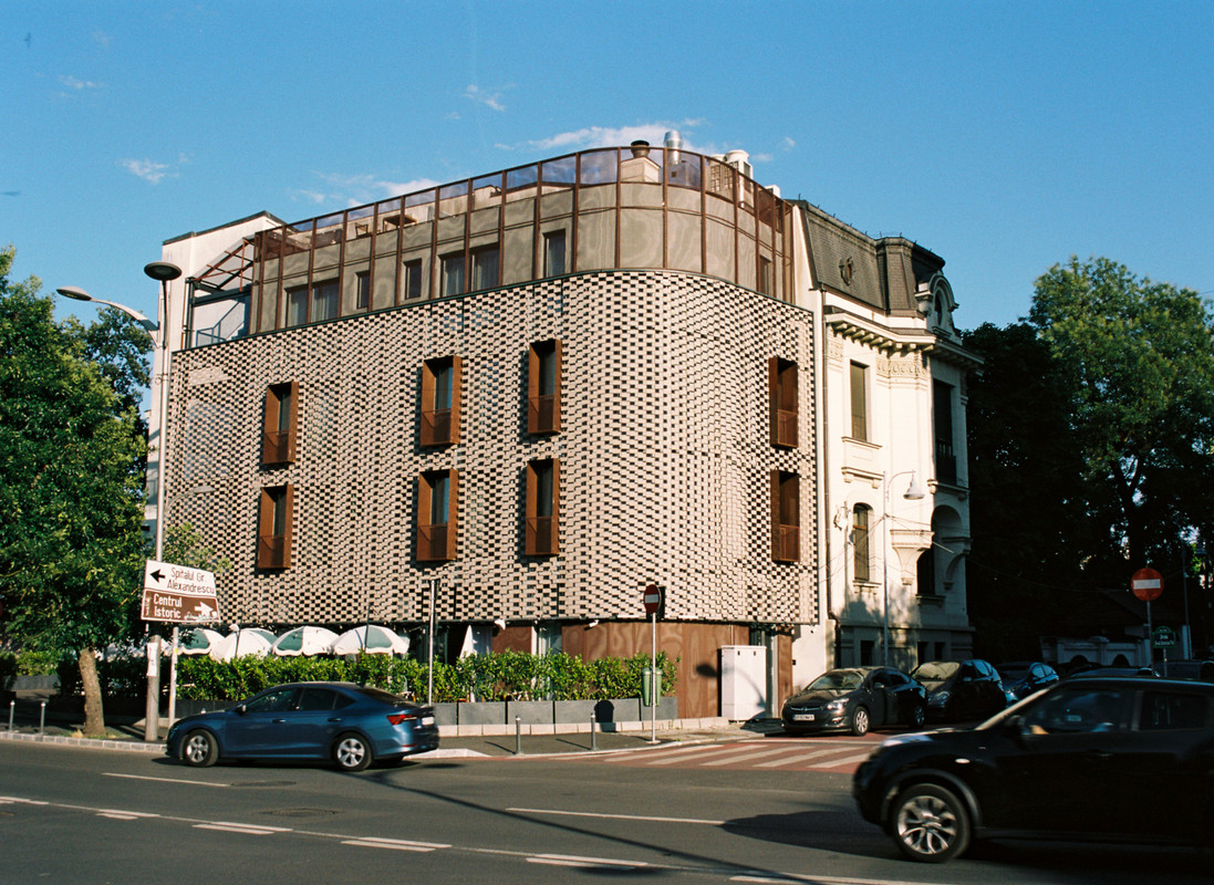 R1-09723-036-A.jpg