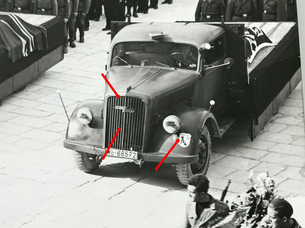 Foto Luftwaffe, Begräbnis des KG 26 mit Opel Blitz LKW mit Staffelwappen.