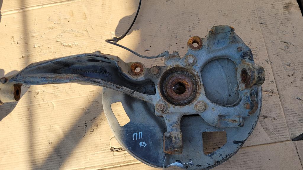 Кулак поворотный передний правый