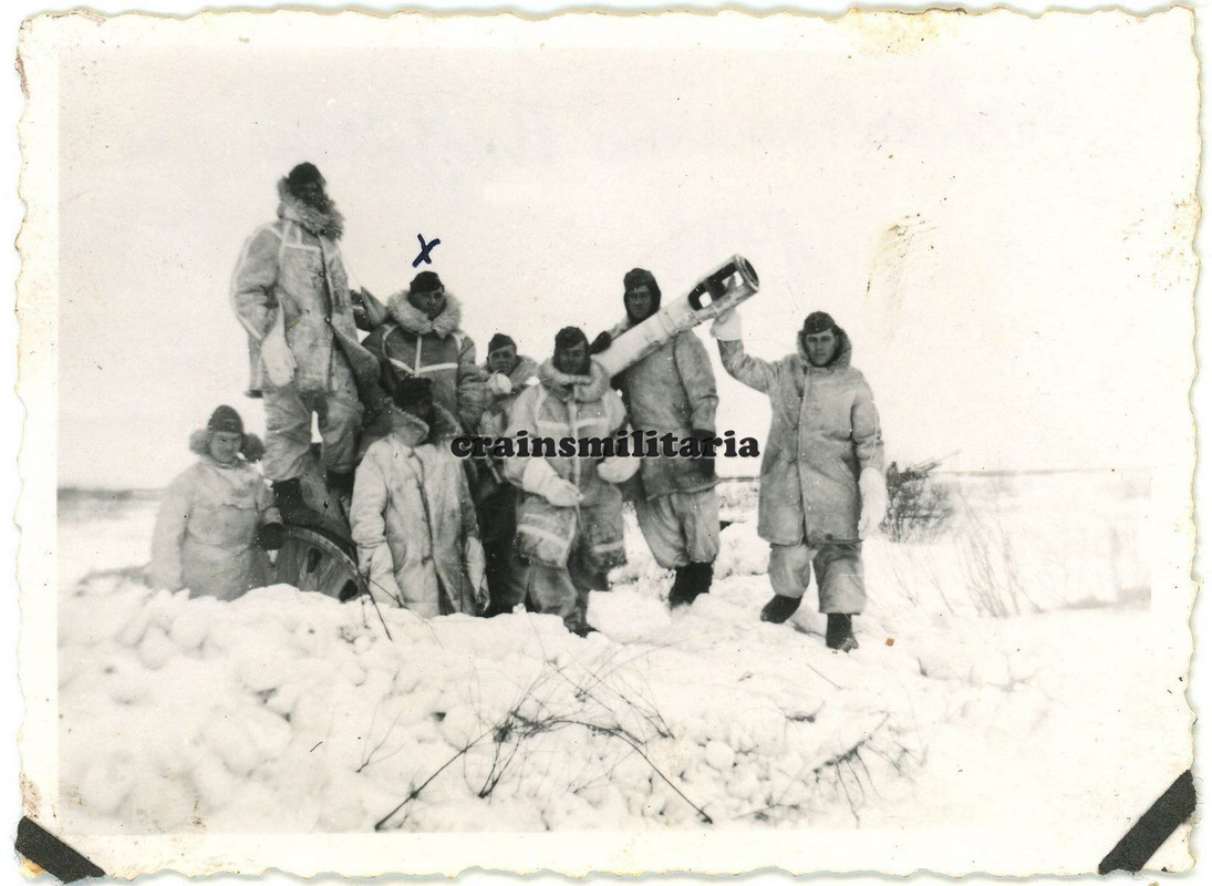 Orig. Foto Soldaten Winter Uniform Artillerie Geschütz m. Tarn Russland 1943